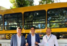 Joãozinho Tenório e o prefeito Duguinha Lins participam da entrega de novos ônibus escolares para São Joaquim do Monte