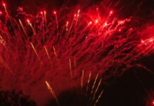 Garanhuns inicia Encantos do Natal 2025 com acendimento das luzes e show pirotécnico