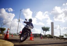 AMC oferta curso gratuito de pilotagem defensiva para motociclistas em novembro