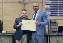 Anderson Correia homenageia influenciador Netto na Câmara de Caruaru