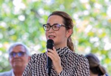 Deputada Débora Almeida destaca reforço à política de enfrentamento à violência contra a mulher durante entrega de veículos no Palácio do Campo das Princesas