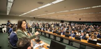 Em encontro com prefeitos e a bancada federal em Brasília, Raquel Lyra destaca parceria com municípios