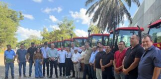 Fernando Monteiro entrega tratores às associações rurais de dez municípios pernambucanos