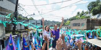 Raquel faz caminhada na Zona Norte do Recife: “A gente não vai descansar enquanto quem mora aqui não tiver o direito de viver em uma habitação sem medo da chuva”