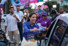 Raquel realiza panfletaço na Avenida Agamenon Magalhães no Recife