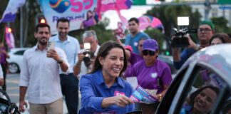 Raquel realiza panfletaço na Avenida Agamenon Magalhães no Recife