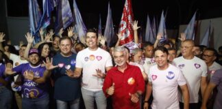 Multidão acompanha Anderson Luiz, Rodrigo Pinheiro e Humberto Costa durante caminhada no Vassoural