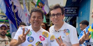 Mendonça Filho visita comércio de Caruaru ao lado de Raffiê