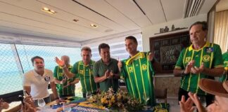 Mendonça presenteia Flávio Bolsonaro com camisa personalizada e reforça apoio à sua candidatura ao Senado