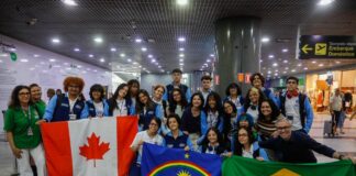 Priscila Krause acompanha embarque de 70 estudantes do Programa Ganhe o Mundo para o Canadá